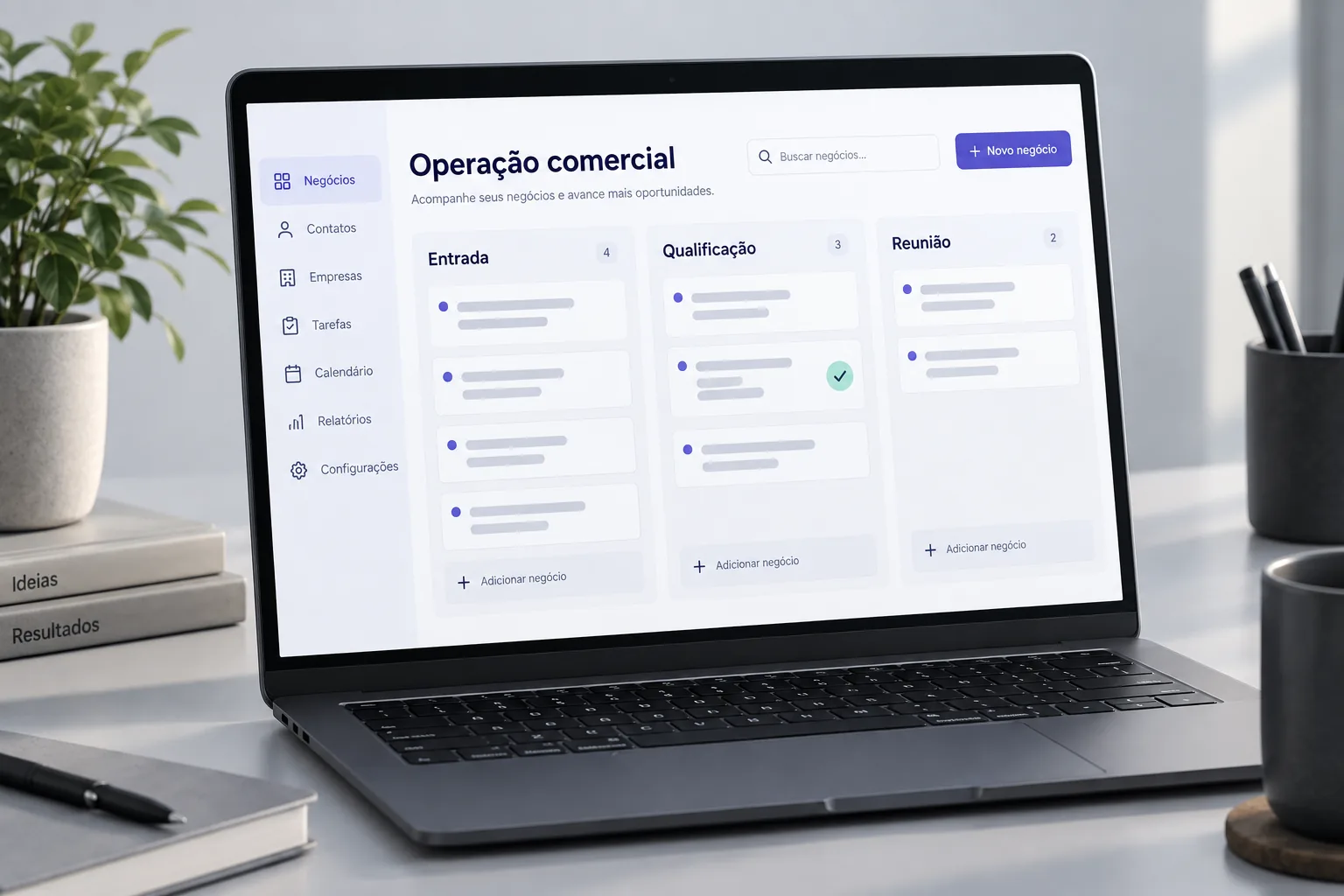 Imagem conceitual de um notebook com CRM organizado em entrada, qualificação e reunião.